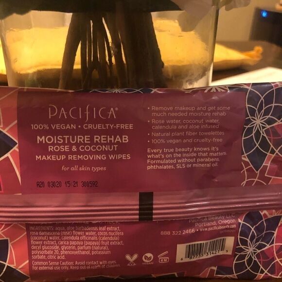 Moisture Rehab Rose &Coconut Makeup Removing Wipes - Picture 6 of 12